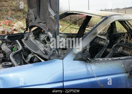 Luftangriff auf Zivilbevölkerung, Auto zerstört, Ukraine-Krieg Stockfoto