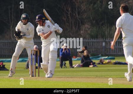 Durham, England, 23. März 2022. Paul Coughlin hat sich in einem Vorsaison-Spiel auf dem Pferderennbahn-Gelände für Durham Cricket gegen Durham UCCE eingesetzt. Quelle: Colin Edwards Stockfoto