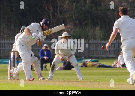 Durham, England, 23. März 2022. Ben Raine hat sich in einem Vorsaison-Spiel auf dem Pferderennbahn-Gelände gegen Durham UCCE für Durham Cricket eingesetzt. Quelle: Colin Edwards Stockfoto