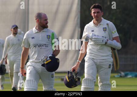 Durham, England, 23. März 2022. Die Cricket-Kämpfer von Durham, Ben Raine und Paul Coughlin, die am ersten Tag ihres Vorsaison-Spiels gegen Durham UCCE auf dem Pferderennbahn-Gelände in der Teepause vom Feld gehen. Quelle: Colin Edwards Stockfoto