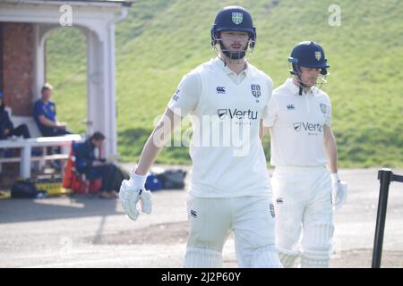 Durham, England, 23. März 2022. Sean Dickson und Michael Jones von Durham Cricket bereiten sich darauf vor, in einem Vorsaison-Spiel auf dem Rennbahngelände gegen Durham UCCE zu schlagen. Quelle: Colin Edwards Stockfoto