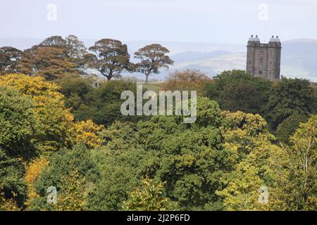 Mit Blick auf Woodland in Richtung des Käfigs im Lyme Park, Cheshire, Großbritannien ursprünglich Ein Jagdschloss und wurde später als Lock-up für Gefangene verwendet Stockfoto