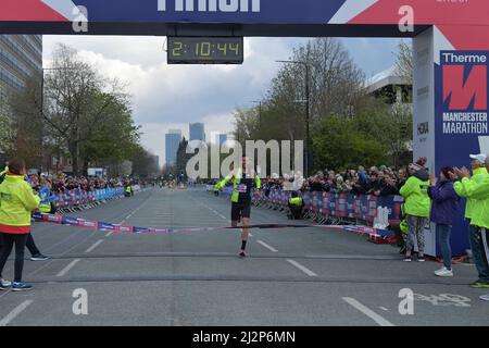 Manchester, Großbritannien. 3. April 2022. Jonny Mellor, nein 46, Liverpool Harriers & A.C. vom Team New Balance Manchester, brach das Band in 2 Stunden, 10 Minuten und 46 Sekunden beim Therme Manchester Marathon Ziel 2022. Talbot Road, Old Trafford, Stretford, Manchester. Commercial Media und News Publisher nur zur redaktionellen Verwendung. Bild aufgenommen von Yoko Shelley (© Yoko Shelley) Quelle: Yoko Shelley/Alamy Live News Stockfoto