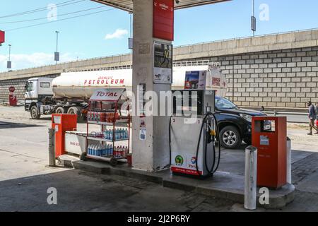 Nakuru, Kenia. 02. April 2022. Allgemeine Ansicht einer Total Energies Tankstelle, die kein Gas mehr hatte. Kenia ist von einem großen Ölmangel heimgesucht worden, mit langen Warteschlangen von Autofahrern, die darauf warten, in einigen Tankstellen bedient zu werden, die noch immer das notwendige gut haben. Kenya Energy and Petroleum Regulatory (EPRA) führte den Mangel auf beispiellose logistische Herausforderungen zurück. Die globalen Ölpreise sind nach dem Krieg zwischen Russland und der Ukraine, der den Preis auf ein 14-jähriges hoch getrieben hat, beeinflusst worden. Kredit: SOPA Images Limited/Alamy Live Nachrichten Stockfoto