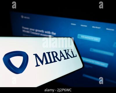 Handy mit Logo des französischen E-Commerce-Software-Unternehmens Mirakl auf dem Bildschirm vor der Business-Website. Konzentrieren Sie sich auf die Mitte rechts des Telefondisplays. Stockfoto