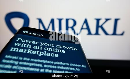 Mobiltelefon mit Webseite des französischen E-Commerce-Software-Unternehmens Mirakl auf dem Bildschirm vor dem Unternehmenslogo. Konzentrieren Sie sich auf die obere linke Seite des Telefondisplays. Stockfoto