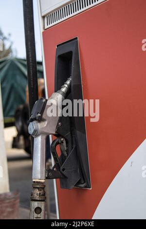 Nakuru, Kenia. 02. April 2022. Gesamtansicht einer Gaspumpe an einer Tankstelle der National Oil Corporation of Kenya. Kenia ist von einem großen Ölmangel heimgesucht worden, mit langen Warteschlangen von Autofahrern, die darauf warten, in einigen Tankstellen bedient zu werden, die noch immer das notwendige gut haben. Kenya Energy and Petroleum Regulatory (EPRA) führte den Mangel auf beispiellose logistische Herausforderungen zurück. Die globalen Ölpreise sind nach dem Krieg zwischen Russland und der Ukraine, der den Preis auf ein 14-jähriges hoch getrieben hat, beeinflusst worden. Kredit: SOPA Images Limited/Alamy Live Nachrichten Stockfoto