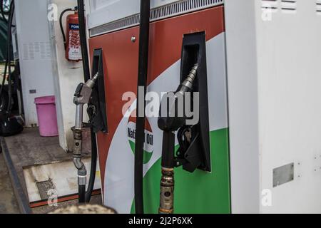 Nakuru, Kenia. 02. April 2022. Gesamtansicht einer Gaspumpe an einer Tankstelle der National Oil Corporation of Kenya. Kenia ist von einem großen Ölmangel heimgesucht worden, mit langen Warteschlangen von Autofahrern, die darauf warten, in einigen Tankstellen bedient zu werden, die noch immer das notwendige gut haben. Kenya Energy and Petroleum Regulatory (EPRA) führte den Mangel auf beispiellose logistische Herausforderungen zurück. Die globalen Ölpreise sind nach dem Krieg zwischen Russland und der Ukraine, der den Preis auf ein 14-jähriges hoch getrieben hat, beeinflusst worden. Kredit: SOPA Images Limited/Alamy Live Nachrichten Stockfoto