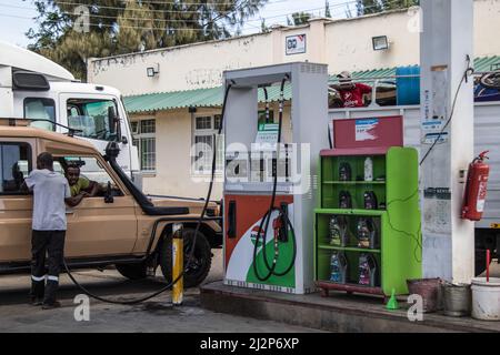 Nakuru, Kenia. 02. April 2022. Ein Angestellter sah, wie ein Fahrzeug in einer Tankstelle der National Oil Corporation of Kenya mit Benzin befüllt wurde. Kenia ist von einem großen Ölmangel heimgesucht worden, mit langen Warteschlangen von Autofahrern, die darauf warten, in einigen Tankstellen bedient zu werden, die noch immer das notwendige gut haben. Kenya Energy and Petroleum Regulatory (EPRA) führte den Mangel auf beispiellose logistische Herausforderungen zurück. Die globalen Ölpreise sind nach dem Krieg zwischen Russland und der Ukraine, der den Preis auf ein 14-jähriges hoch getrieben hat, beeinflusst worden. Kredit: SOPA Images Limited/Alamy Live Nachrichten Stockfoto