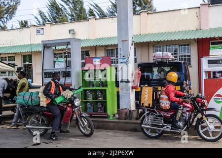 Nakuru, Kenia. 02. April 2022. Motorradfahrer werden an einer Tankstelle der National Oil Corporation of Kenya gesehen, wie sie auf Kraftstoff warten. Kenia ist von einem großen Ölmangel heimgesucht worden, mit langen Warteschlangen von Autofahrern, die darauf warten, in einigen Tankstellen bedient zu werden, die noch immer das notwendige gut haben. Kenya Energy and Petroleum Regulatory (EPRA) führte den Mangel auf beispiellose logistische Herausforderungen zurück. Die globalen Ölpreise sind nach dem Krieg zwischen Russland und der Ukraine, der den Preis auf ein 14-jähriges hoch getrieben hat, beeinflusst worden. Kredit: SOPA Images Limited/Alamy Live Nachrichten Stockfoto