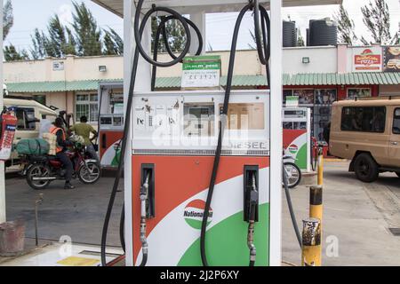 Nakuru, Kenia. 02. April 2022. Gesamtansicht einer Gaspumpe an einer Tankstelle der National Oil Corporation of Kenya. Kenia ist von einem großen Ölmangel heimgesucht worden, mit langen Warteschlangen von Autofahrern, die darauf warten, in einigen Tankstellen bedient zu werden, die noch immer das notwendige gut haben. Kenya Energy and Petroleum Regulatory (EPRA) führte den Mangel auf beispiellose logistische Herausforderungen zurück. Die globalen Ölpreise sind nach dem Krieg zwischen Russland und der Ukraine, der den Preis auf ein 14-jähriges hoch getrieben hat, beeinflusst worden. Kredit: SOPA Images Limited/Alamy Live Nachrichten Stockfoto