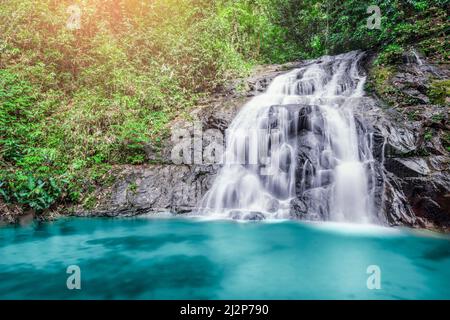 Tropischer Wasserfall im Wald, Ton Chong Fa in khao lak Phangnga im Süden Thailands, Touristenattraktionen thailands und Kaolak. Stockfoto