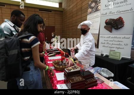 San Francisco, USA. 2. April 2022. Besucher des jährlichen San Francisco International Chocolate Salon 14. in San Francisco, USA, 2. April 2022. Quelle: Liu Yilin/Xinhua/Alamy Live News Stockfoto