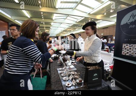 San Francisco, USA. 2. April 2022. Besucher des jährlichen San Francisco International Chocolate Salon 14. in San Francisco, USA, 2. April 2022. Quelle: Liu Yilin/Xinhua/Alamy Live News Stockfoto