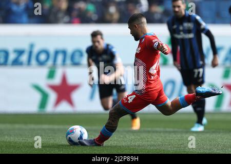 Bergamo, Italien. 03. April 2022. Lorenzo Insigne (SSC Napoli) erzielt das erste Tor seiner Mannschaft während des Spiels Atalanta BC gegen SSC Napoli, italienisches Fußballspiel Serie A in Bergamo, Italien, Aprile 03 2022 Quelle: Independent Photo Agency/Alamy Live News Stockfoto