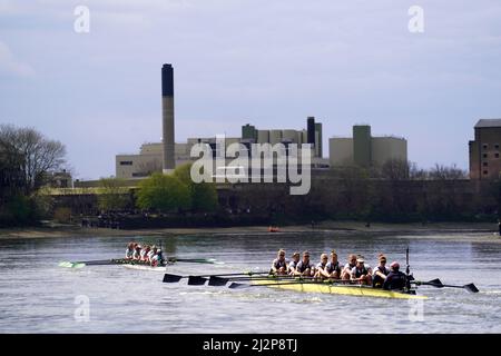 Cambridge (links) und Oxford in Aktion während des Women's Boat Race 76. auf der Themse, London. Bilddatum: Sonntag, 3. April 2022. Stockfoto