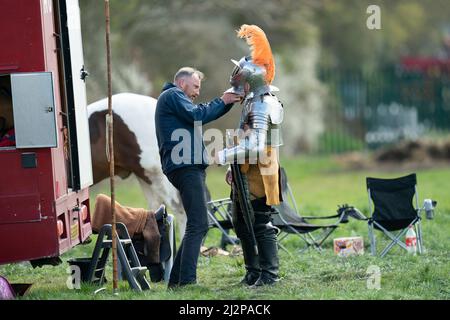 Ein Mitglied der Cavalry Reenactment-Gruppe The Truppe, die die Cuirassiers des 17.. Jahrhunderts des Regiments Sir Arthur Haselrig porträtiert, die im Murton Park, Yorkshire, trainieren, bevor sie eine UK-Tour mit Veranstaltungen antrat. Bilddatum: Sonntag, 3. April 2022. Stockfoto