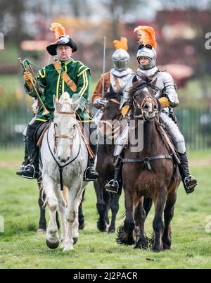 Die Kavallerie-Nachstellung der Gruppe The Truppe, die die Cuirassiers des 17.. Jahrhunderts des Regiments Sir Arthur Haselrig porträtiert, die im Murton Park, Yorkshire, trainieren, bevor sie eine britische Tour durch die Veranstaltungen antrat. Bilddatum: Sonntag, 3. April 2022. Stockfoto