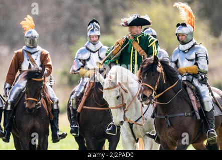 Die Kavallerie-Nachstellung der Gruppe The Truppe, die die Cuirassiers des 17.. Jahrhunderts des Regiments Sir Arthur Haselrig porträtiert, die im Murton Park, Yorkshire, trainieren, bevor sie eine britische Tour durch die Veranstaltungen antrat. Bilddatum: Sonntag, 3. April 2022. Stockfoto