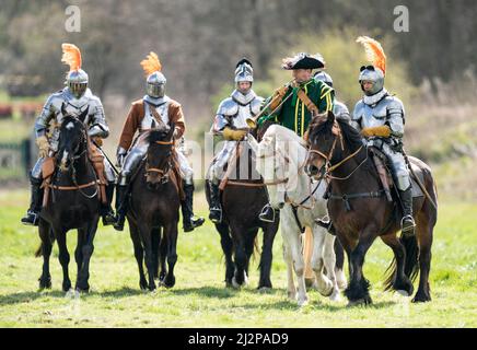 Die Kavallerie-Nachstellung der Gruppe The Truppe, die die Cuirassiers des 17.. Jahrhunderts des Regiments Sir Arthur Haselrig porträtiert, die im Murton Park, Yorkshire, trainieren, bevor sie eine britische Tour durch die Veranstaltungen antrat. Bilddatum: Sonntag, 3. April 2022. Stockfoto