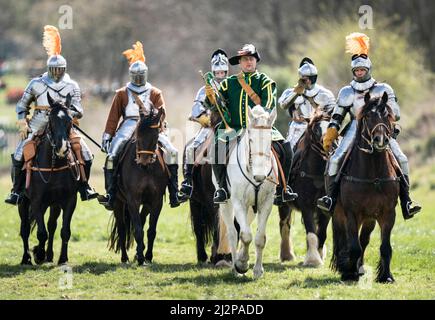 Die Kavallerie-Nachstellung der Gruppe The Truppe, die die Cuirassiers des 17.. Jahrhunderts des Regiments Sir Arthur Haselrig porträtiert, die im Murton Park, Yorkshire, trainieren, bevor sie eine britische Tour durch die Veranstaltungen antrat. Bilddatum: Sonntag, 3. April 2022. Stockfoto