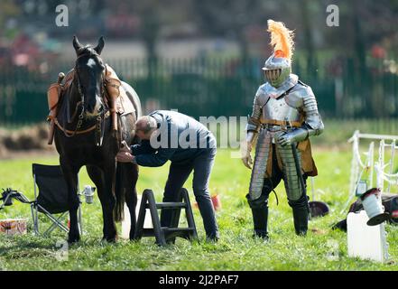 Die Kavallerie-Nachstellung der Gruppe The Truppe, die die Cuirassiers des 17.. Jahrhunderts des Regiments Sir Arthur Haselrig porträtiert, die im Murton Park, Yorkshire, trainieren, bevor sie eine britische Tour durch die Veranstaltungen antrat. Bilddatum: Sonntag, 3. April 2022. Stockfoto