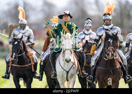 Die Kavallerie-Nachstellung der Gruppe The Truppe, die die Cuirassiers des 17.. Jahrhunderts des Regiments Sir Arthur Haselrig porträtiert, die im Murton Park, Yorkshire, trainieren, bevor sie eine britische Tour durch die Veranstaltungen antrat. Bilddatum: Sonntag, 3. April 2022. Stockfoto