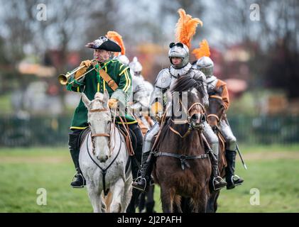 Die Kavallerie-Nachstellung der Gruppe The Truppe, die die Cuirassiers des 17.. Jahrhunderts des Regiments Sir Arthur Haselrig porträtiert, die im Murton Park, Yorkshire, trainieren, bevor sie eine britische Tour durch die Veranstaltungen antrat. Bilddatum: Sonntag, 3. April 2022. Stockfoto