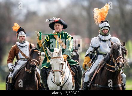 Die Kavallerie-Nachstellung der Gruppe The Truppe, die die Cuirassiers des 17.. Jahrhunderts des Regiments Sir Arthur Haselrig porträtiert, die im Murton Park, Yorkshire, trainieren, bevor sie eine britische Tour durch die Veranstaltungen antrat. Bilddatum: Sonntag, 3. April 2022. Stockfoto