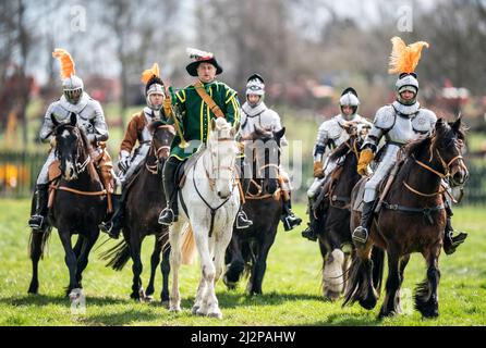 Die Kavallerie-Nachstellung der Gruppe The Truppe, die die Cuirassiers des 17.. Jahrhunderts des Regiments Sir Arthur Haselrig porträtiert, die im Murton Park, Yorkshire, trainieren, bevor sie eine britische Tour durch die Veranstaltungen antrat. Bilddatum: Sonntag, 3. April 2022. Stockfoto