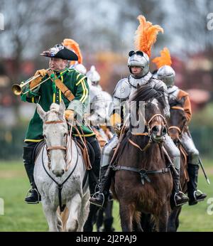 Die Kavallerie-Nachstellung der Gruppe The Truppe, die die Cuirassiers des 17.. Jahrhunderts des Regiments Sir Arthur Haselrig porträtiert, die im Murton Park, Yorkshire, trainieren, bevor sie eine britische Tour durch die Veranstaltungen antrat. Bilddatum: Sonntag, 3. April 2022. Stockfoto