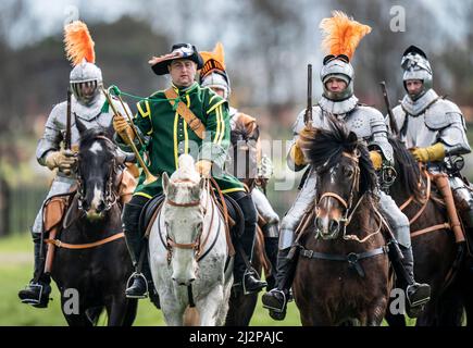 Die Kavallerie-Nachstellung der Gruppe The Truppe, die die Cuirassiers des 17.. Jahrhunderts des Regiments Sir Arthur Haselrig porträtiert, die im Murton Park, Yorkshire, trainieren, bevor sie eine britische Tour durch die Veranstaltungen antrat. Bilddatum: Sonntag, 3. April 2022. Stockfoto