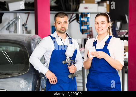 Zwei Mechaniker diskutieren Liste der Werke Stockfoto