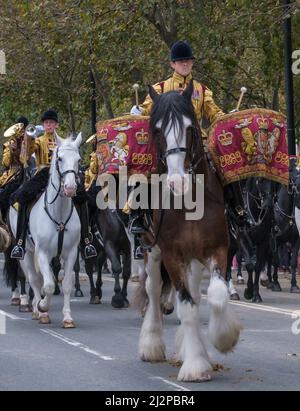 Die Band der Household Cavalry spielt auf der Lord Mayor’s Show 2021 Victoria Embankment, London, Großbritannien, zu Pferde marschierende Blasinstrumente Stockfoto