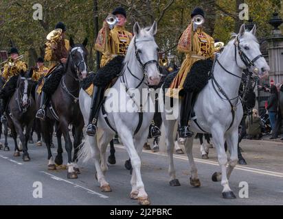 Nahaufnahme der Band der Household Cavalry, die auf dem Pferderücken auf der Lord Mayor’s Show 2021 Victoria Embankment, London, Großbritannien, Trompeten spielt Stockfoto