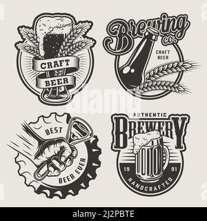 Vintage Brauembleme Set mit Bierglas Flasche Becher Gerste Ohren Metallkappe und männliche Hand hält Flaschenöffner isoliert vektorgrafik Stock Vektor