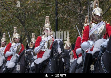 Das Household Cavalry Mounted Regiment hielt auf der Lord Mayor’s Show 2021, Victoria Embankment, London, Schwerter zu Pferd in zeremoniellen Uniformen. Stockfoto