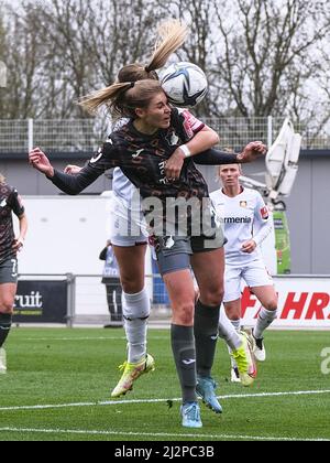 Leverkusen, Deutschland. 03. April 2022. Jule Brand (29 Hoffenheim) im Einsatz beim Bundesliga-Spiel der Frauen zwischen Bayer 04 Leverkusen und der TSG Hoffenheim im Ulrich-Haberland-Stadion in Leverkusen Tatjana Herzberg/SPP Credit: SPP Sport Press Photo. /Alamy Live News Stockfoto