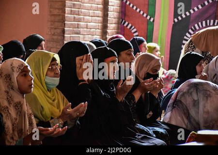 Srinagar, Indien. 03. April 2022. Kaschmirische Frauen beten am ersten Ramadan-Tag in Srinagar in der Jamia Masjid oder der Großen Moschee. Muslime auf der ganzen Welt markieren den Monat Ramadan, den heiligsten Monat im islamischen Kalender, in dem Gläubige von Sonnenaufgang bis Sonnenuntergang fasten. Kredit: SOPA Images Limited/Alamy Live Nachrichten Stockfoto