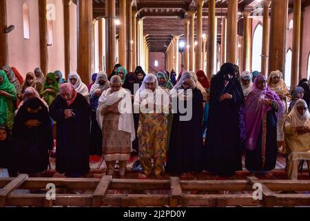 Srinagar, Indien. 03. April 2022. Kaschmiri-Muslime beten am ersten Ramadan-Tag in Srinagar in der Jamia Masjid oder der Großen Moschee. Muslime auf der ganzen Welt markieren den Monat Ramadan, den heiligsten Monat im islamischen Kalender, in dem Gläubige von Sonnenaufgang bis Sonnenuntergang fasten. Kredit: SOPA Images Limited/Alamy Live Nachrichten Stockfoto