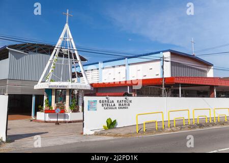 Kota Kinabalu, Malaysia - 17. März 2019: Katholische Kirche Stella Maris, Blick auf die Straße an einem sonnigen Tag Stockfoto