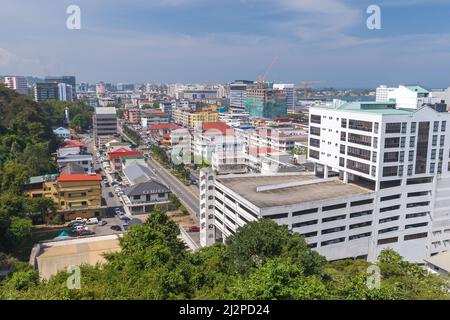 Kota Kinabalu, Malaysia - 17. März 2019: Zentraler Bezirk, von Kota Kinabalu, Luftbild mit modernen Gebäuden Stockfoto