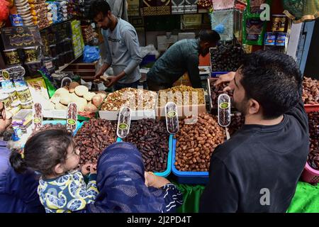 Srinagar, Indien. 03. April 2022. Die Bewohner kaufen Datteln und andere iftar-Gegenstände am ersten Tag des Ramadan in Srinagar. Muslime auf der ganzen Welt markieren den Monat Ramadan, den heiligsten Monat im islamischen Kalender, in dem Gläubige von Sonnenaufgang bis Sonnenuntergang fasten. Kredit: SOPA Images Limited/Alamy Live Nachrichten Stockfoto