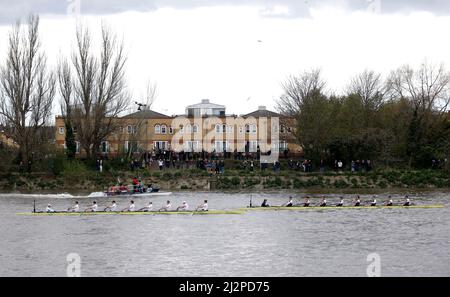 Das Oxford-Männer-Bootsteam (rechts) führt das Cambridge-Männer-Bootsteam während des Men's Boat Race 167. auf der Themse in London an. Bilddatum: Sonntag, 3. April 2022. Stockfoto