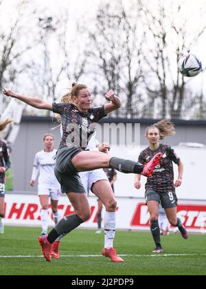 Leverkusen, Deutschland. 03. April 2022. Sarai Linder (22 Hoffenheim) im Einsatz beim Bundesliga-Spiel der Frauen zwischen Bayer 04 Leverkusen und der TSG Hoffenheim im Ulrich-Haberland-Stadion in Leverkusen Tatjana Herzberg/SPP Quelle: SPP Sport Pressefoto. /Alamy Live News Stockfoto