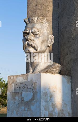 Ujutnoje, Sakski Bezirk, Krim, Russland - 23. Juli 2021: Das zerbröckelnde Denkmal Maxim Gorki auf der Kirowstraße im Dorf Ujutnoje, Jewpatoria Stockfoto