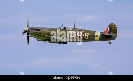 Supermarine Spitfire IX MH434 in der Luft auf dem Old Warden Aerodrome, Shuttleworth Stockfoto