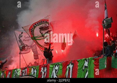 Augsburg, Deutschland. 03. April 2022. Pyrotechnik, Feuerwerk, Feuer, Flammen, Bengalo, Bengalos i die Ausgburg Fans, Fußballfans. Fußball 1. Bundesliga Saison 2021/2022, Spieltag 28., matchday28, FC Augsburg -VFL Wolfsburg am 3.. April 2022 WWK ARENA in Augsburg, Quelle: dpa/Alamy Live News Stockfoto