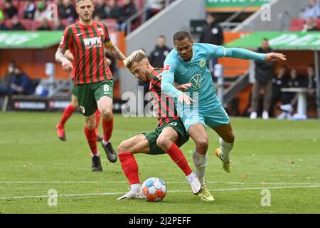 Augsburg, Deutschland. 03. April 2022. Niklas DORSCH (FC Augsburg), Action, Duelle gegen Lukas NMECHA (VFL Wolfsburg). Fußball 1. Bundesliga Saison 2021/2022, Spieltag 28., matchday28, FC Augsburg -VFL Wolfsburg am 3.. April 2022 WWK ARENA in Augsburg, Quelle: dpa/Alamy Live News Stockfoto