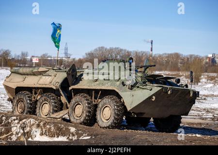 St. Petersburg, Russland - 27. März 2022: Gepanzerter Personalträger BTR-80 auf der Panzerrange. Militärpark Stahllandung in Krasnoje Selo Stockfoto